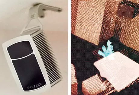 Der Sensor erfasst das Zimmer als Modell aus lauter weissen Punkten. Die blaue Wolke aus Punkten stellt eine gestürzte Person dar.