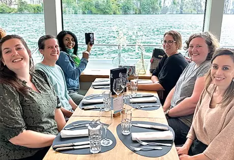 Yvonne Gisler (v. l. n. r.), Lucia De Lucchi-Reichlin, Maria Correia, Christa Dettling, Anita Theiler und Larissa Steiner freuen sich aufs Mittagessen, das schon bald serviert wird.