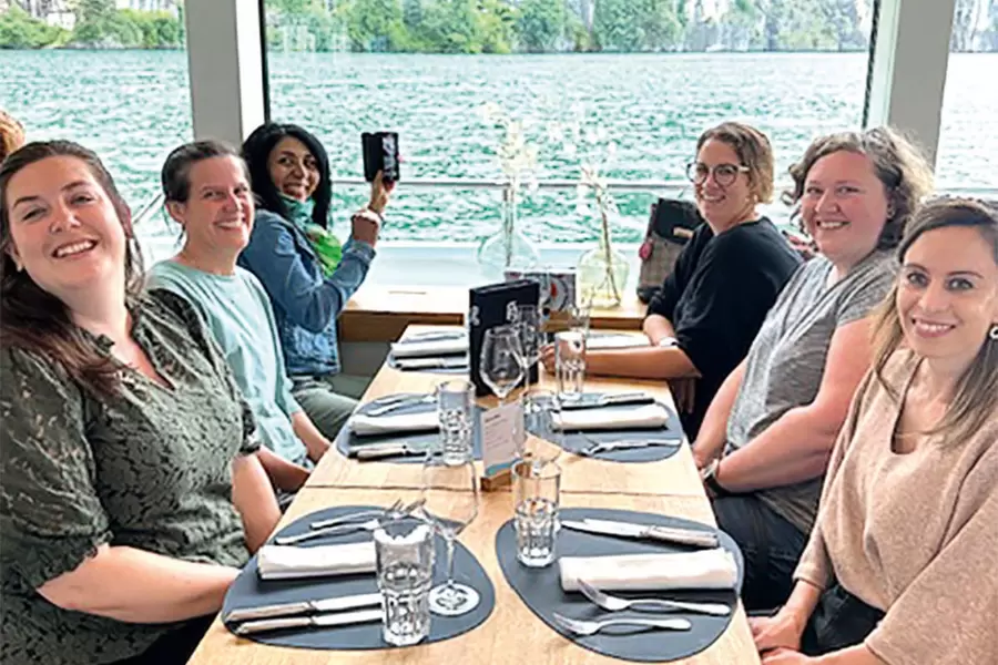 Yvonne Gisler (v. l. n. r.), Lucia De Lucchi-Reichlin, Maria Correia, Christa Dettling, Anita Theiler und Larissa Steiner freuen sich aufs Mittagessen, das schon bald serviert wird.