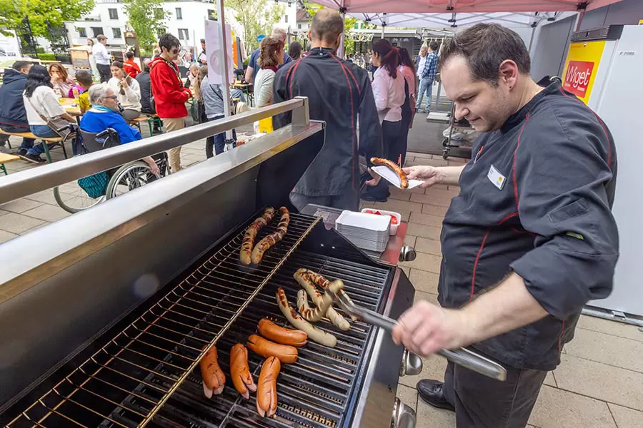 Master of Grill! – Acherhof-Diätkoch Dominic Giroud wendet wie wild Würste, die wie warme Weggli weggehen. Merke: E Wurscht gaht immer und git Durscht!