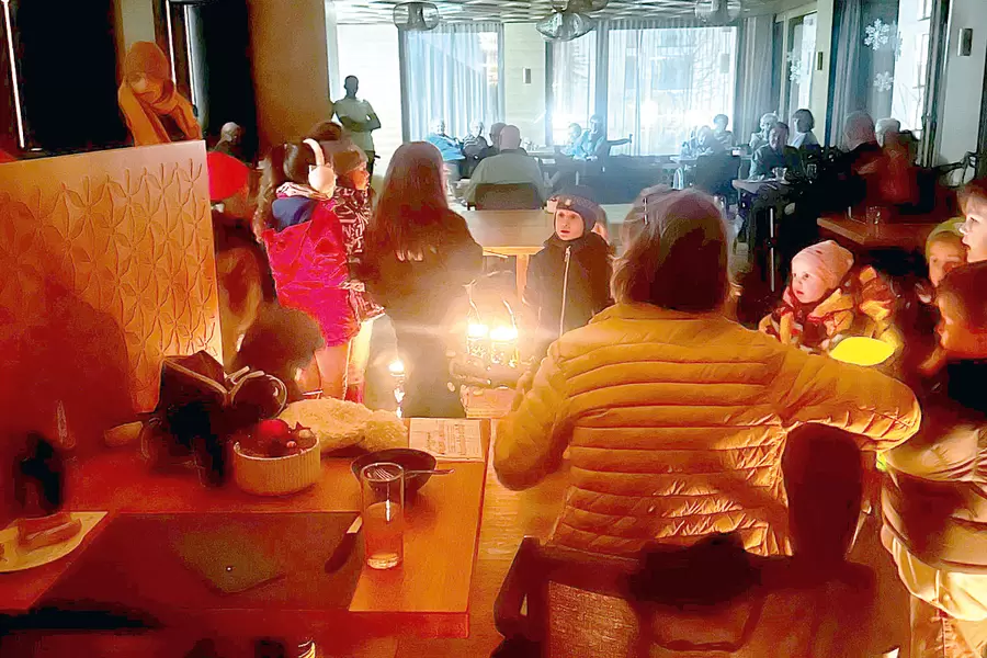 Licht aus! Die Kinder besuchen und beleuchten mit ihren Laternen die Bewohnenden des Alterszentrums Acherhof.