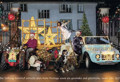 Das Weihnachtsposter: die Bewohnerinnen Bethli Schelbert (l.) und Regina Holde­ner (r.) sowie Adela Dettling (M.) als Engeli.