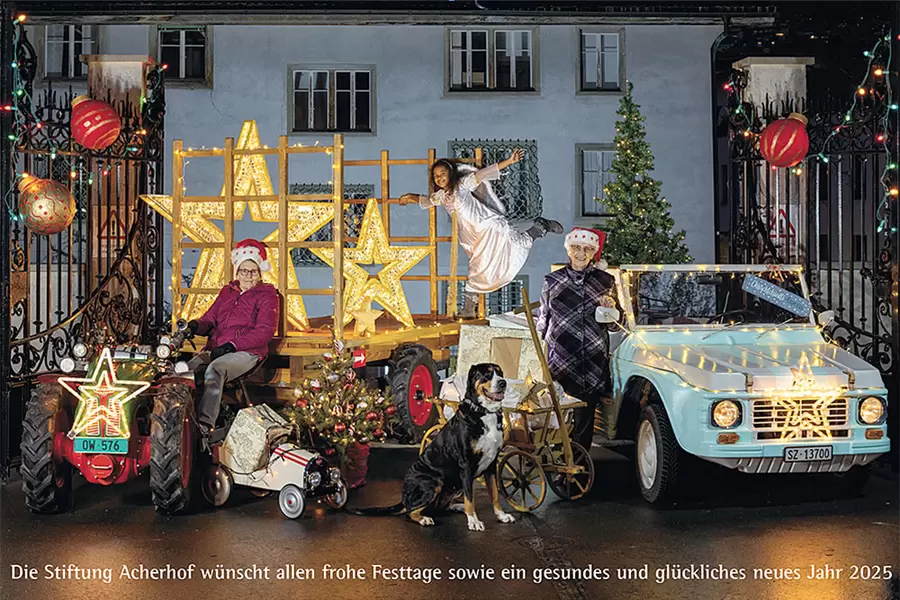 Das Weihnachtsposter: die Bewohnerinnen Bethli Schelbert (l.) und Regina Holde­ner (r.) sowie Adela Dettling (M.) als Engeli.