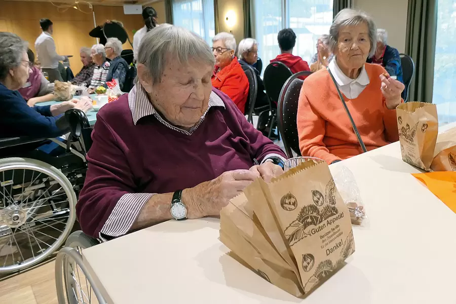 Die Damen Zgraggen und Annen ge­niess­en die etwas abgekühlten Marroni.