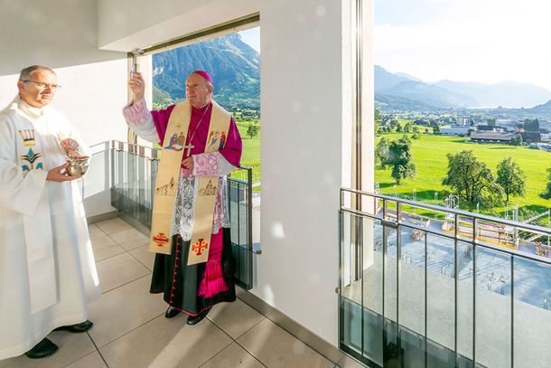 Bischof Peter Bürcher segnete das um- und neugebaute Alterszentrum Acherhof ein.