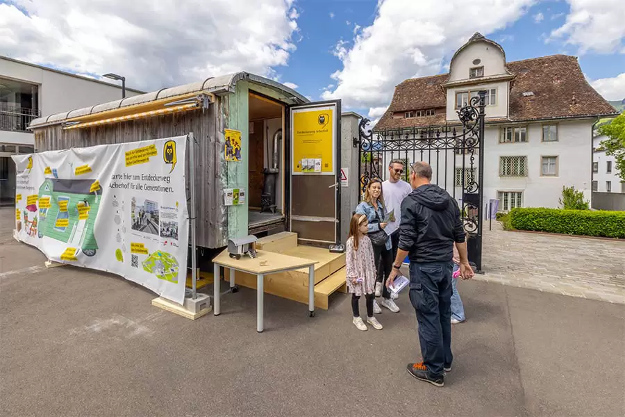 Deine Entdeckungsreise startest Du auf der Acherhof-Piazza beim Quartierwagen.