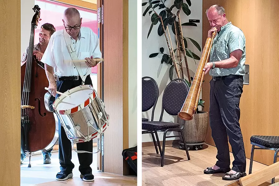 Zum Auftakt zieht Josef Heinzer trommelnd «i üse Saal» ein (l). Maurice Andrey bläst spontan Büchel (r).