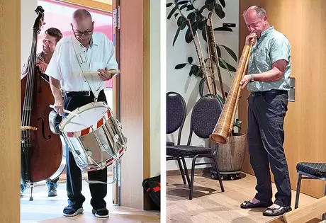 Zum Auftakt zieht Josef Heinzer trommelnd «i üse Saal» ein (l). Maurice Andrey bläst spontan Büchel (r).