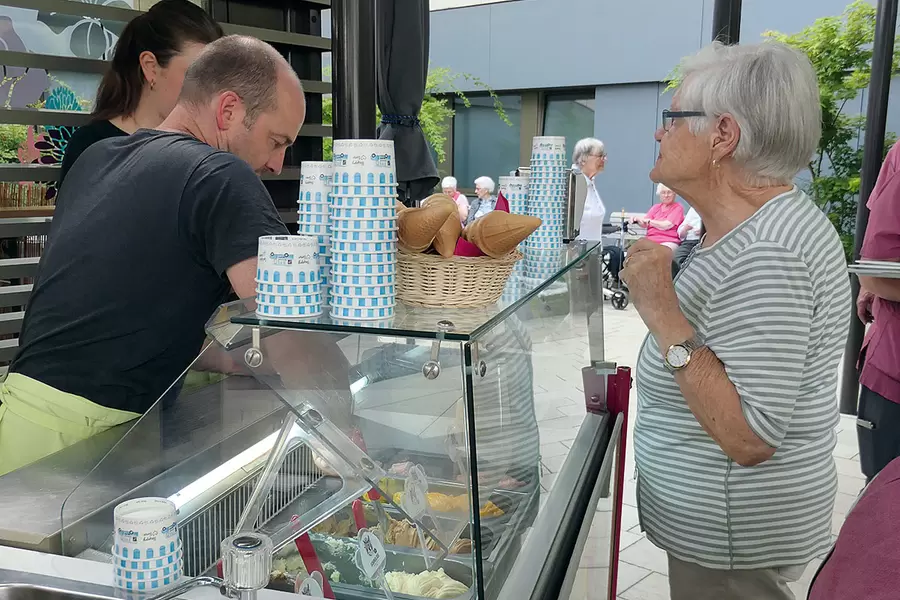 Dörfs äs bitzäli meh sii: Bewohnerin Gertrud Zgraggen wählt ihr Lieblingsglace aus.