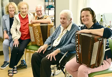 Die Geburtstags-«Kinder» Anny (2. v. l.) und Franz (2. v. r.) Nideröst-Beeler mit Ländlerkönig Willy Valotti (3. v. l.), Musiklehrerin Andrea Ulrich (r.) von der Wyberkapelle sowie Heidi Nideröst (l.), Leitung Pflege und Betreuung Alterszentrum Acherhof.