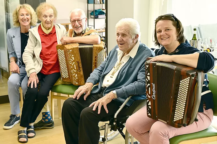Die Geburtstags-«Kinder» Anny (2. v. l.) und Franz (2. v. r.) Nideröst-Beeler mit Ländlerkönig Willy Valotti (3. v. l.), Musiklehrerin Andrea Ulrich (r.) von der Wyberkapelle sowie Heidi Nideröst (l.), Leitung Pflege und Betreuung Alterszentrum Acherhof.