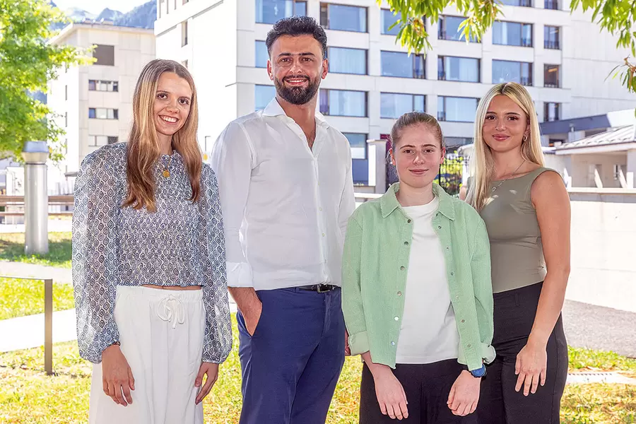 Chiara Zumbühl (v. l. n. r.), Faisal Faquirzadah, Melanie Kaufmann und Altina Lokaj haben ihre Ausbildung zur zur Fachfrau / zum Fachmann  Gesundheit EFZ (FaGe) erfolgreich abgeschlossen.