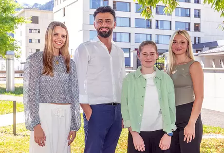Chiara Zumbühl (v. l. n. r.), Faisal Faquirzadah, Melanie Kaufmann und Altina Lokaj haben ihre Ausbildung zur zur Fachfrau / zum Fachmann  Gesundheit EFZ (FaGe) erfolgreich abgeschlossen.