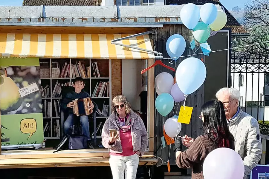 Spontaner Jodelgruss mit Schwyzerörgeli von Margrit Furrer und Sandro Camenzind.