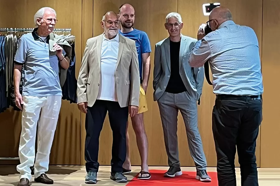 Fotoshooting mit den vier Acherhof-Models: (v. l. n. r.) Bewohner Beni Bingisser, Nachbar Röbi Schuler sowie die Mitarbeitenden Fabio Suter und Roman Bürgler.