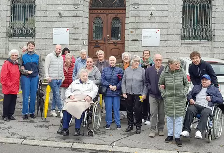 Söll emal cho! – Am Strassenrand wartet die Gruppe aus dem Acherhof sehnlichst auf den Umzug.