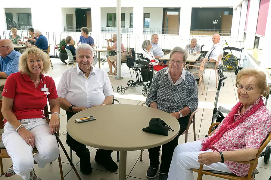 Heidi Nideröst (l.), Leitung Pflege und Betreuung, mit ihren Eltern Franz und Anna (r.) sowie Antoinette Düggelin (2. v. r.).