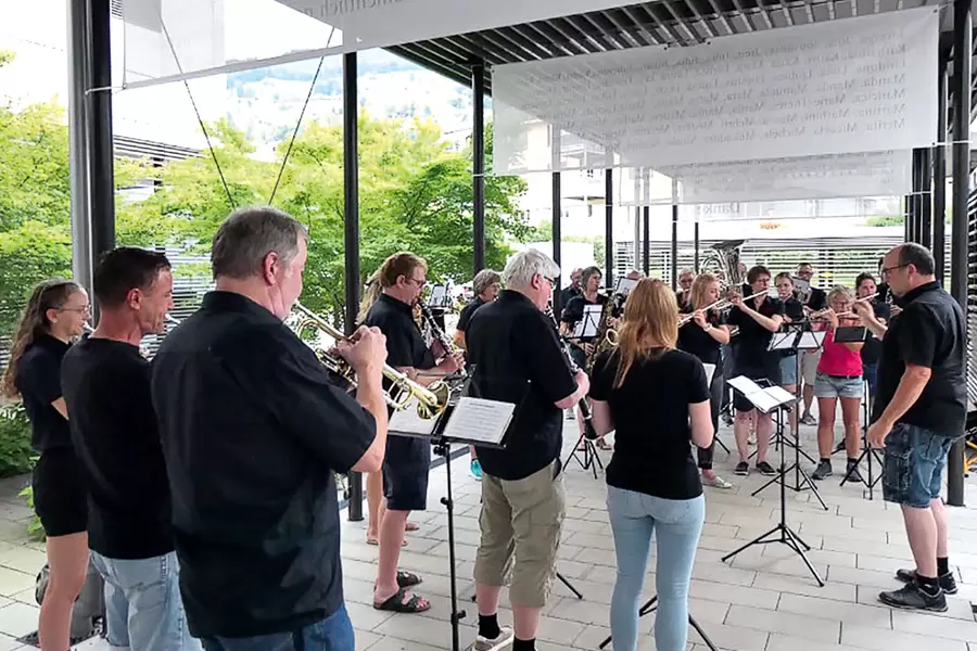 Die konzentriert Musizierenden.