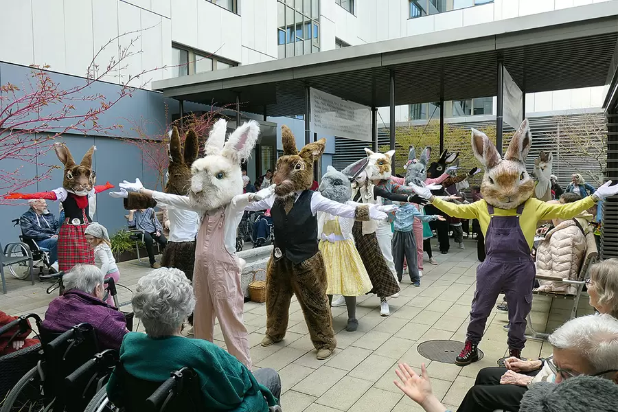 YMCA-Hit: Die Hasen-Rott Lauerz funktioniert das Plätzli beim Alterszentrum-Eingang kurzerhand zur Freiluft-Disco um.