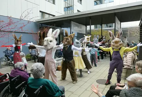YMCA-Hit: Die Hasen-Rott Lauerz funktioniert das Plätzli beim Alterszentrum-Eingang kurzerhand zur Freiluft-Disco um.