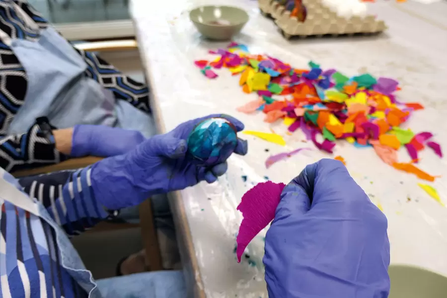 Dank Handschuhen werden nur die Eier bunt.