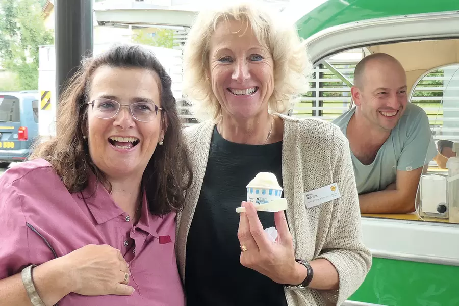 Gute Glace-Laune bei Mitarbeiterin Rita Schuler (l.), Heidi Nideröst, Leitung Pflege und Betreuung, sowie Dave De Lucchi.
