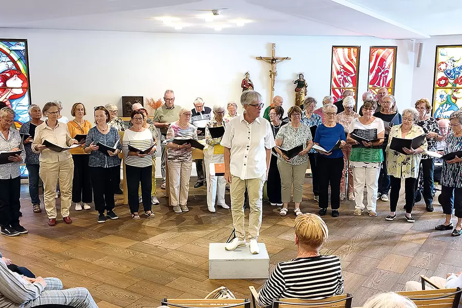 Dirigentin Lucia Canonica nimmt für den Chor die Ovationen des dankbaren Publikums entgegen.