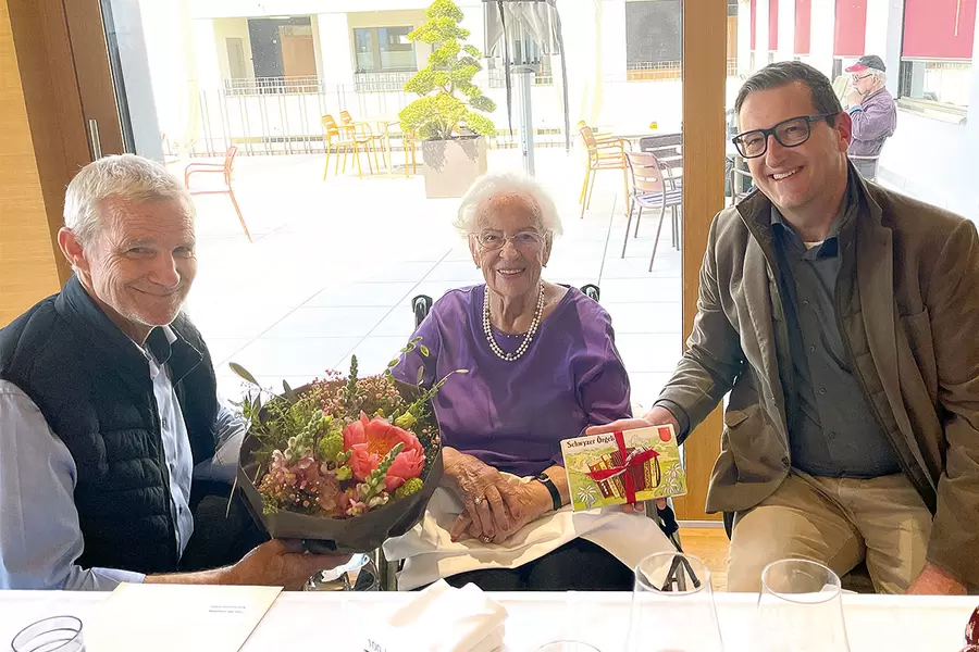 Der Schwyzer Gemeindepräsident Peppino Beffa (l.) und Gemeindeschreiber Michael Schär gratulieren Jubilarin Annelies Schuler im Restaurant zum Acher.