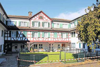 Auf dem Vorplatz des historischen Ensembles Acher wurde für die Tagesschule Schwyz ein kleiner, umzäunter Fussballplatz verwirklicht.
