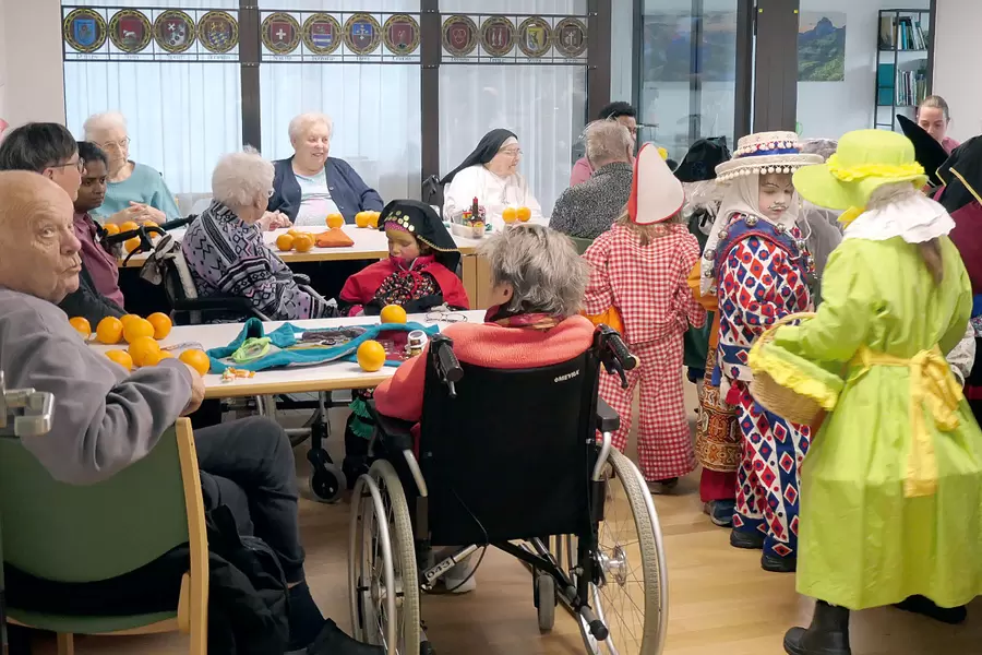 Die Bewohnenden in den Stübli freuen sich über den Besuch der «Mini-Maschgraden».