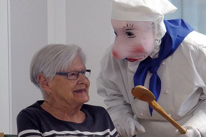 Gertrud Zgraggen bespricht mit dem Koch das «Fasnachts-Menü»