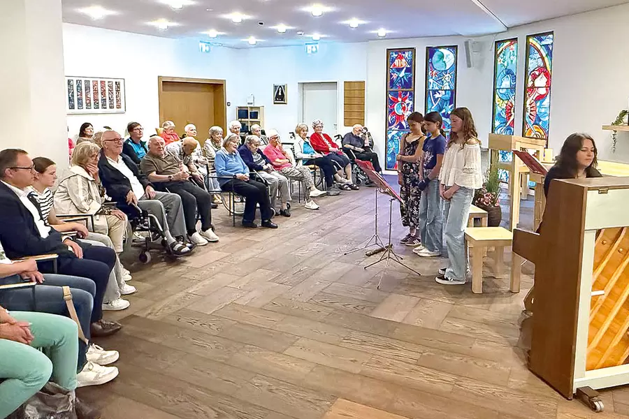 Publikum, Kinderband und Mirjam Waser am Klavier.