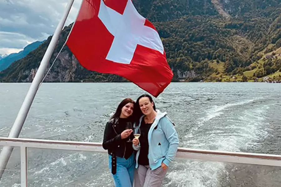Laura Bisaku (l.) und Jessica Engeland posieren am Schiffsheck im kühlen Fahrwind für ein dynamisches Foto.