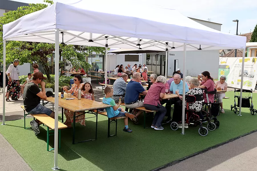 Gemütliches Beisammensein der Generationen.