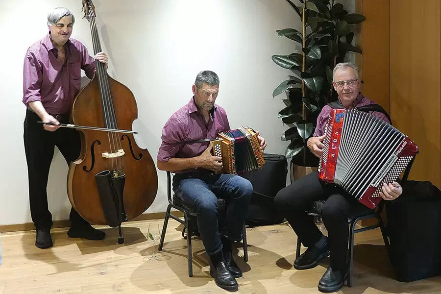 Das Ländlertrio Bürgler-Laimbacher spielt auf.