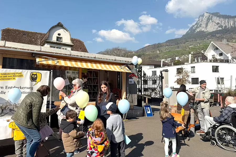 Alt und Jung trifft sich beim Quartierwagen auf der Acherhof-Piazza zum Ballonfest.