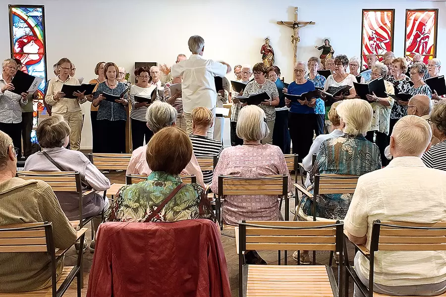 In der gut besetzten Kapelle führte der Seniorenchor Innerschwyz das Publikum musikalisch durch die Schweizer Landesteile und Landessprachen.