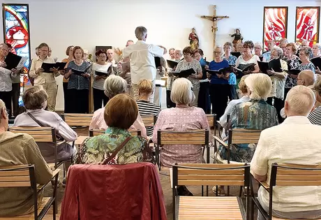 In der gut besetzten Kapelle führte der Seniorenchor Innerschwyz das Publikum musikalisch durch die Schweizer Landesteile und Landessprachen.