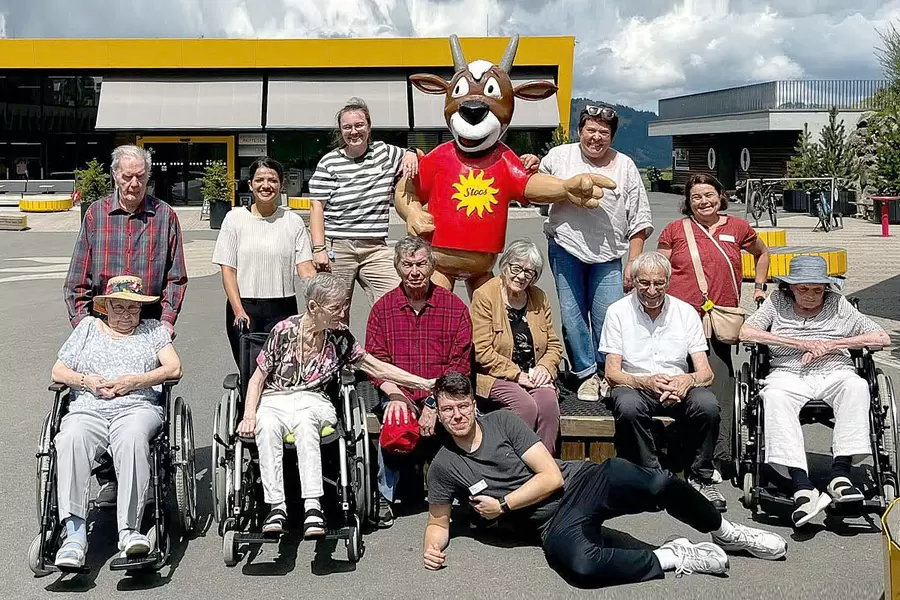 Vor der Bergstation der Stoos-Standseilbahn: Gruppenbild mit dem Stoos-Maskottchen «Fröneli».