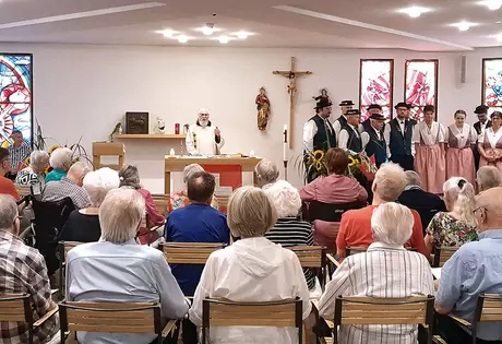 In der Kapelle zelebriert Pater Nikodem den 1. August-Gottesdienst, den die Jodlerinnen und Jodler vom Jodlerklub Heimelig musikalisch begleiten.