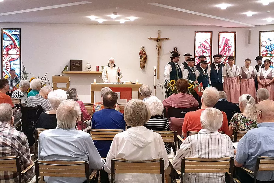 In der Kapelle zelebriert Pater Nikodem den 1. August-Gottesdienst, den die Jodlerinnen und Jodler vom Jodlerklub Heimelig musikalisch begleiten.