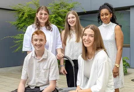 Vorne: Fabian Marty und Julia Laimbacher. Hinten v. l. n. r.: Theresa Zimmermann, Lea Heinzer und Salina Gherensie.