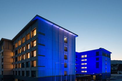 Während dem offiziellen Eröffnungswochenende vom 16. bis 18. August 2019 ist das Alterszentrum blau beleuchtet.