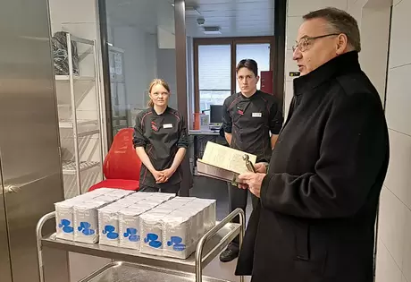 Einige Wochen vor dem Agatha-Tag segnet Pfarrer Kurt Vogt im Beisein der beiden Koch-Lernenden das Mehl in der Küche des Acherhofs.