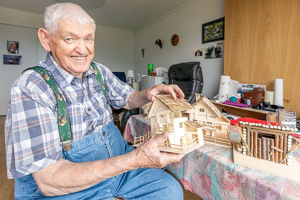 Der Alterszentrum-Bewohner Otto Reinhard frönt seinem Hobby: Er hat sich im historischen Ensemble Acher eine Werkstatt eingerichtet, wo er kleine Holzhäuser bastelt. Sie sind weitherum heiss begehrt.