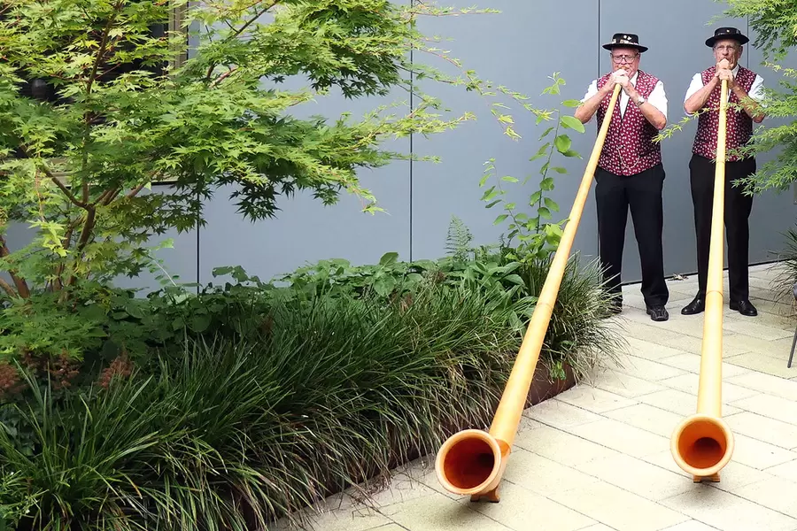 Das Alphornduo Meiri und Othmar Abegg spielt auf dem «Plätzli» neben dem Haupteingang zum Alterszentrum.