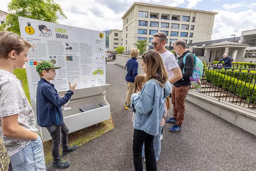 Lueg! – Station 1 des Entdeckerwegs Acherhof widmet sich sich dem Sehen. Während des Eröffnungsfests betreuen Schüler/-innen der Privatschule Hofstatt Schwyz die fünf Stationen und beantworten die Fragen der Entdecker/-innen.