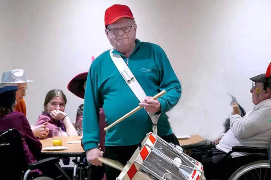 Gelernt ist gelernt: Bewohner Toni Kälin beherrscht den nüsselnden und andere fasnächtliche Takte.