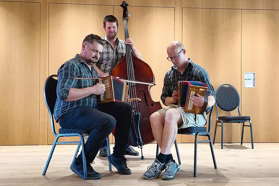 Das Schwyzer-Örgeli Duo «Nauer-Büeler».
