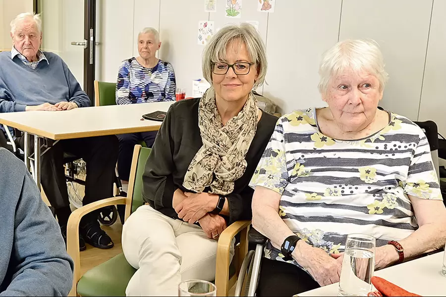 Wenn Willy spielt, hören (fast) alle andächtig zu: (v. l. n. r.) Marc Weber («Hey Valotti, spiel nu eine!»), Margrit Betschart, sowie Yvonne Betschart mit ihrer Mutter Martha Betschart.